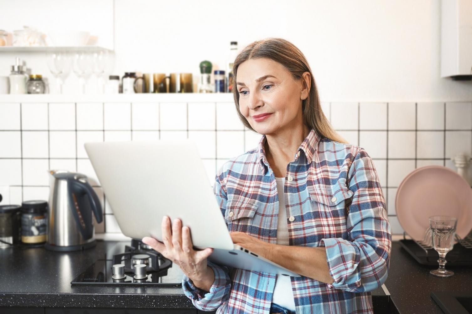 Gemeinsames Arbeiten an Finanzzielen in entspannter Atmosphäre